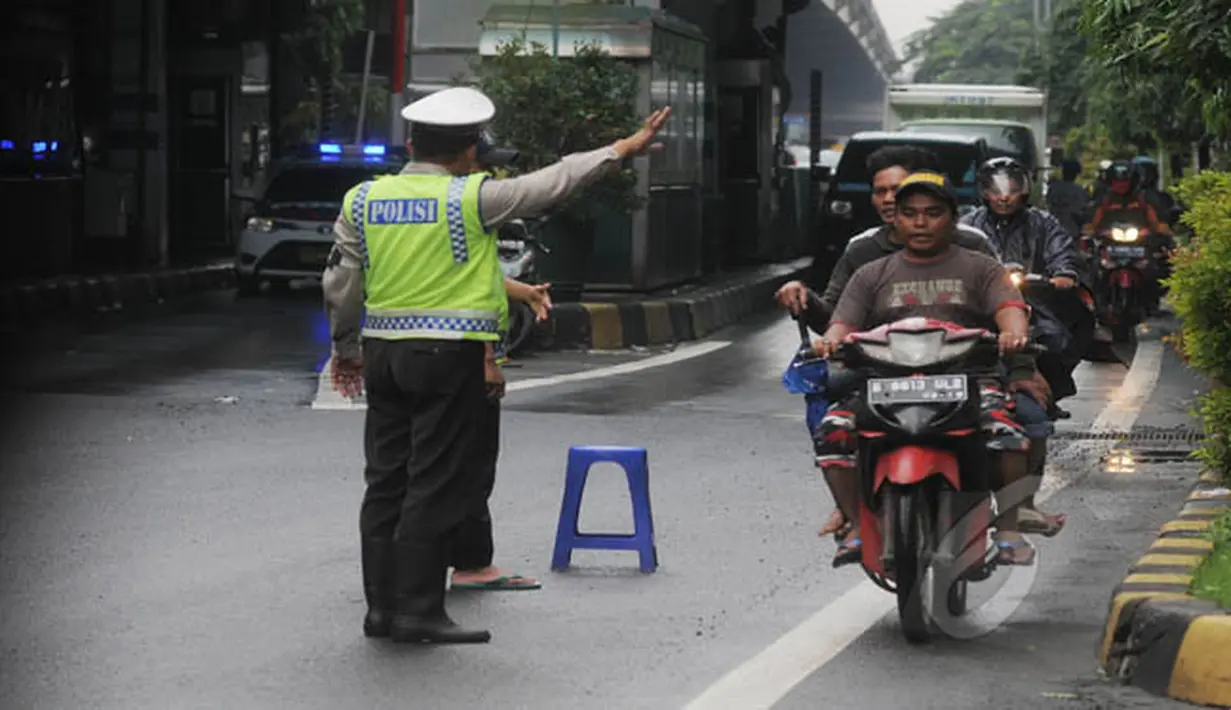 Petugas tampak mengatur pengendara motor yang masuk ke jalan tol Wiyoto Wiyono, Jakarta, Senin (10/2/2015). (Liputan6.com/Herman Zakharia)