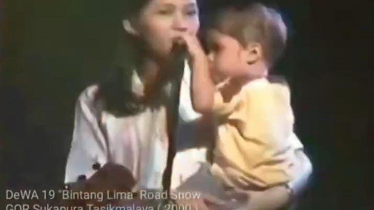 Potret Lawas Maia Estianty Jadi Backing Vocal Dewa 19, Masih Awal Karir - Bernyanyi Sambil Gendong Al Kecil