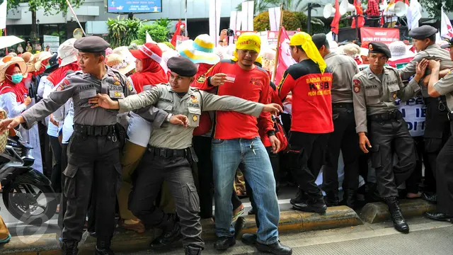 20160405-Berusaha Tutup Jalan, Demo Bidan Desa Diwarnai Saling Dorong-Jakarta