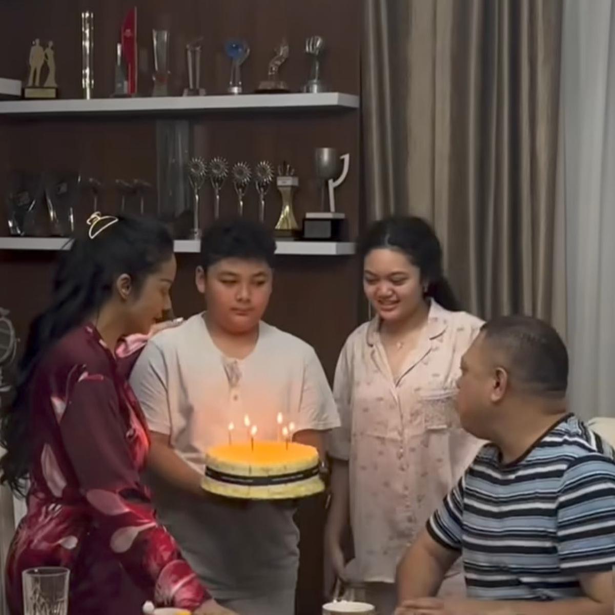 Potret Kris Dayanti & Raul Lemos Dapat Kejutan Wedding Anniversary dari Anak-anak, Sederhana tapi Penuh Bahagia