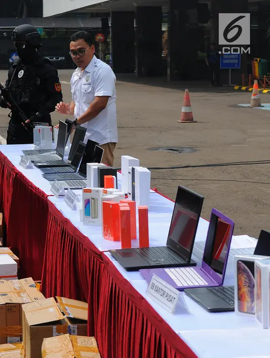 Petugas merapikan barang bukti produk elektronik ilegal saat konferensi pers di Kantor Pusat Bea Cukai, Jakarta, Selasa (30/4/2019). Dirjen Bea dan Cukai Kemkeu menyita produk elektronik ilegal dalam dua kali penindakan selama April 2019. (Liputan6.com/Angga Yuniar)
