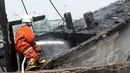 Petugas pemadam kebakaran menyemprotkan air ke kapal nelayan yang terbakar di Pelabuhan Muara Angke, Jakarta, Jumat (27/2/2015). Diduga kebakaran disebabkan korsleting listrik. Kerugian ditaksir mencapai ratusan juta. (Liputan6.com/Johan Tallo)