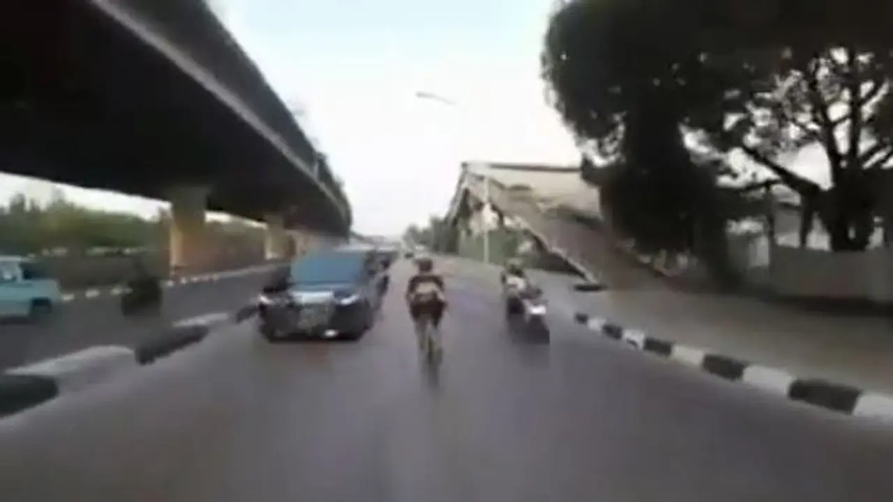 Viral Aksi Nekat Pesepeda Lawan Arus di Jalanan