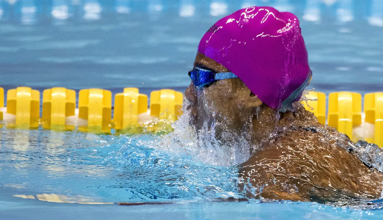 Syuci Indriani perenang Indonesia berhasil meraih medali emas di nomor 100 meter gaya dada klasifikasi SB14 pada Asian Para Games 2018, Gelora Bung Karno Jakarta, Senin (8/10/2018).  (Bola.com/Peksi Cahyo)