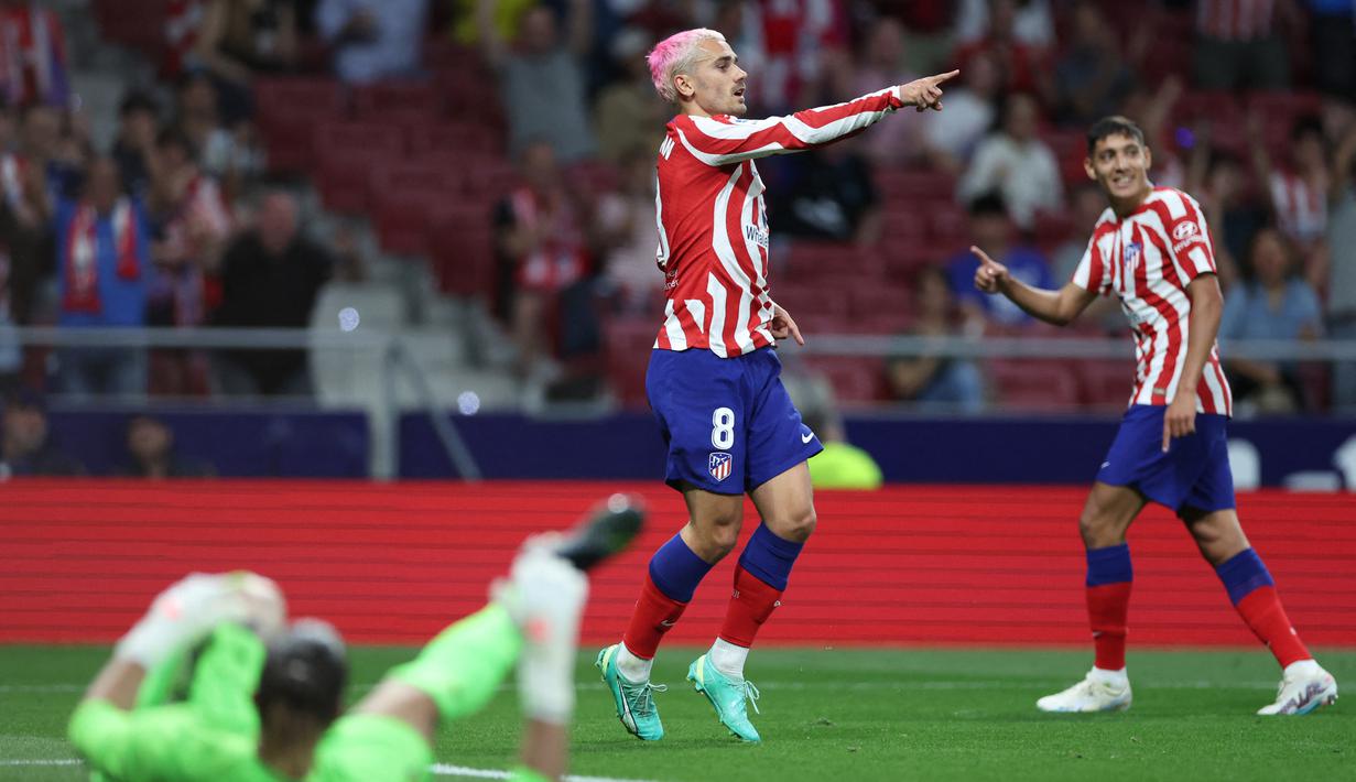 Penyerang Atletico Madrid Antoine Griezmann Mmerayakan gol kedua untuk timnya yang dicetak ke gawang Cadiz pada jornada ke-33 Liga Spanyol di Stadion Wanda Metropolitano, Kamis (4/5/2023) dini hari WIB. (Photo by Pierre-Philippe MARCOU / AFP)