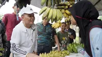 Ribuan masyarakat antusias dengan kedatangan Agustiar. Ketua Dewan Adat Dayak (DAD) Kalteng tersebut memborong dagangan untuk dibagikan kepada masyarakat sekitar. (Ist).