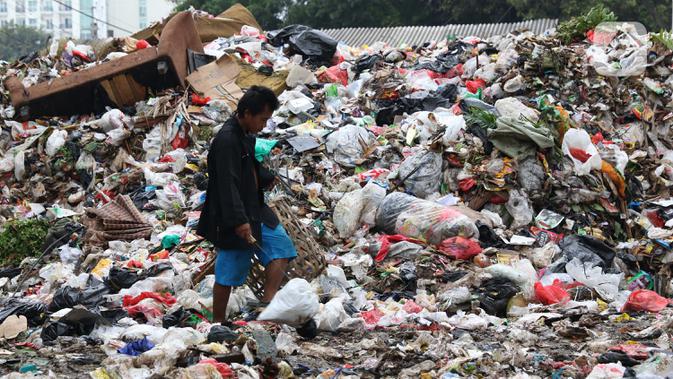 Pemulung memilah sampah di Tempat Pembuangan Sementara Kalibata, Jakarta, Jumat (10/4/2020). Kadis Lingkungan Hidup DKI Jakarta, Andono Warih mengatakan terjadi penurunan tonase sampah rata-rata 620 ton per hari selama penerapan WFH akibat pandemi Covid-19. (Liputan6.com/Helmi Fithriansyah)