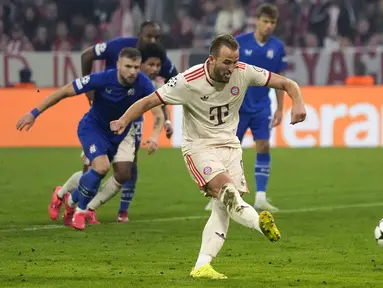 Pemain Bayern Munchen, Harry Kane mencetak gol melalui tendangan penalti ke gawang Dinamo Zagreb pada laga Liga Champions 2024/2025 di Allianz Arena, Munchen, Jerman, Rabu (18/09/2024). (AP Photo/Matthias Schrader)