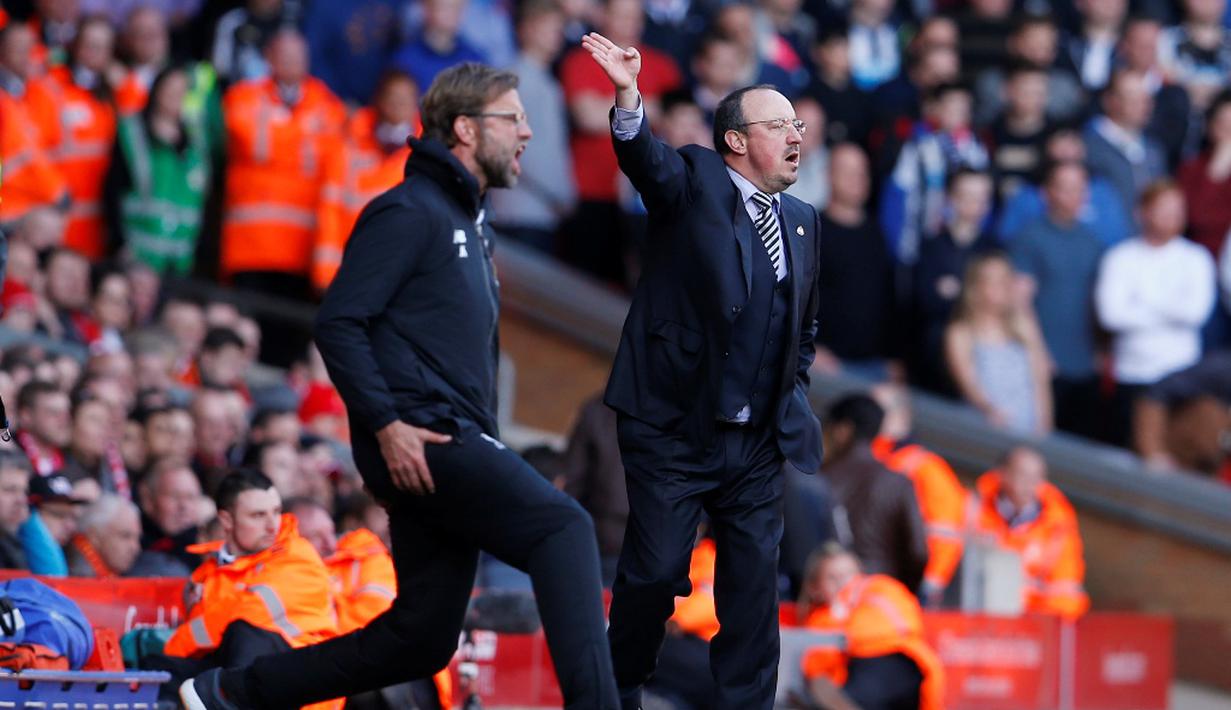 Ekspresi pelatih Liverpool, Jurgen Klopp (kiri), dan pelatih Newcastle United, Rafael Benitez, dalam laga Liga Inggris di Stadion Anfield, Sabtu (23/4/2016). (Action Images via Reuters/Lee Smith)