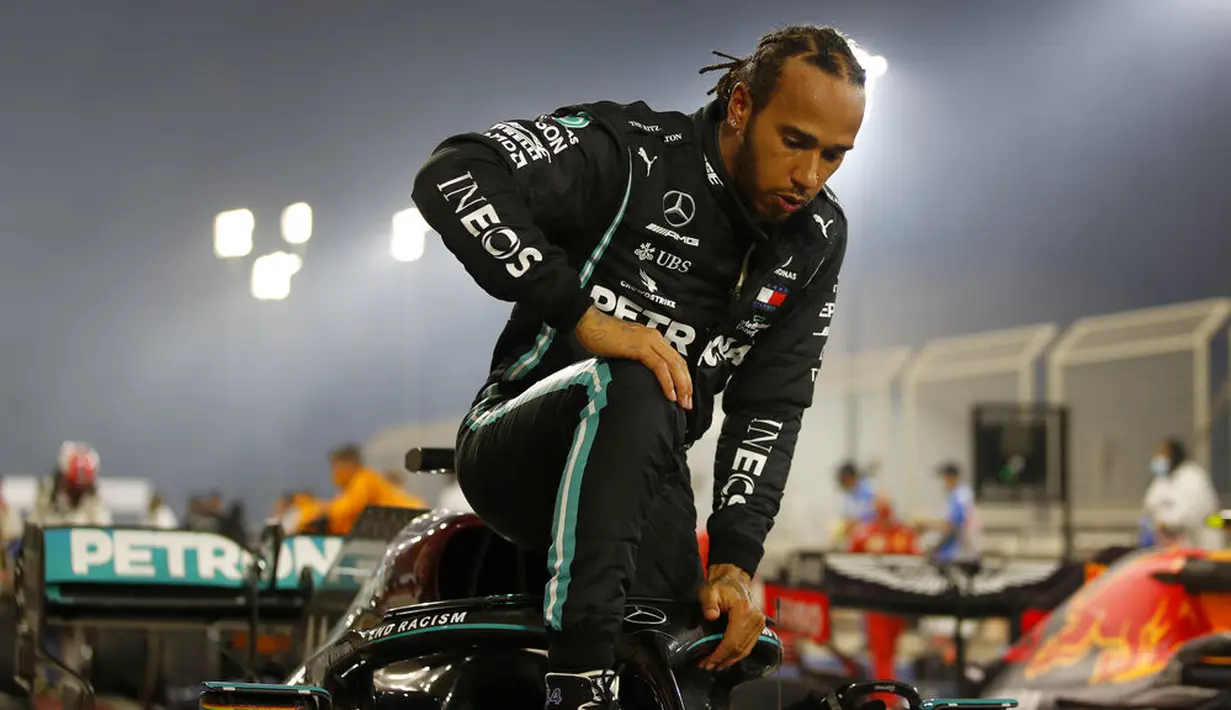 Pembalap Mercedes Lewis Hamilton keluar dari mobilnya usai menjuarai balapan Formula 1 di Sirkuit Internasional Bahrain, Sakhir, Bahrain, Minggu (29/11/2020). Lewis Hamilton akan absen pada Grand Prix Sakhir akhir pekan ini usai dinyatakan positif COVID-19. (Hamad Mohammed, Pool via AP, File)