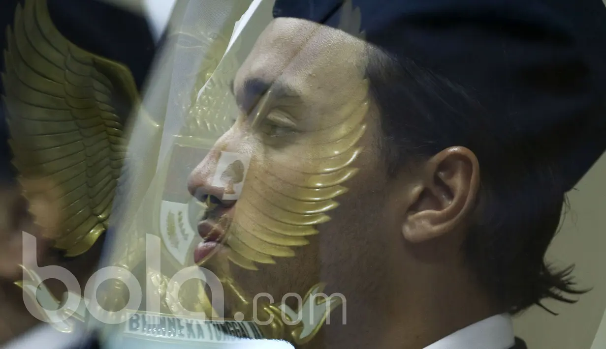Ezra Walian pesepak bola naturalisasi asal Belanda menjalani proses pengambilan sumpah menjadi WNI pada Kamis (18/5/2017) di Kanwil Menhukham, Jakarta. (Bola.com/Peksi Cahyo)