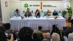 Kepala Departemen Pengawas Lembaga Pembiayaan, Perusahaan Modal Ventura dan Lembaga Keuangan Khusus OJK, Andra Sapta, Komisioner BP Tapera Heru Pudyo Nugroho, Tenaga Ahli Madya Kantor Staf Presiden Prita Laura, Dirjen Pembiayaan Infrastruktru Pekerjaan Umum dan Perumahan Kementerian PUPR Herry Trisaputra Zuna dan Dirjen Perbendaharaan Kementerian Keuangan Astera Primanto Bhakti (kiri ke kanan) memberikan keterangan terkait perkembangan Program Tapera di Jakarta, Rabu (5/6/2024). (Liputan6.com/Angga Yuniar)