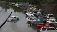 Mobil rusak karena banjir (Foto: cbsdallas)