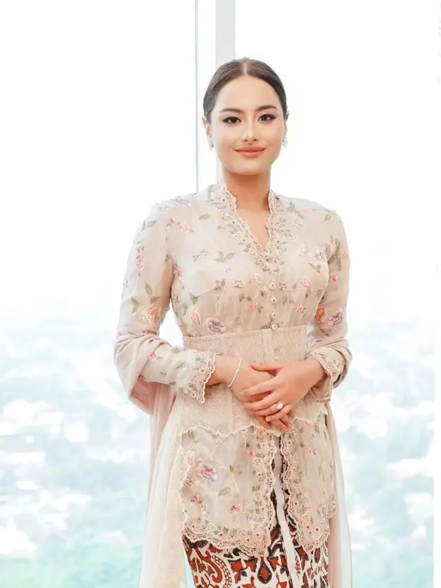 Jadi Langganan Artis, 8 Kebaya Apik Rancangan Didiet Maulana untuk Pernikahan hingga Wisuda