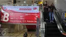 Pengunjung berada di kasawan perbelanjaan Tanah Abang, Jakarta, Jumat (2/12). Adanya demo 2 Desember kawasan tanah abang relatif sepi meski hanya beberapa pedagang yang membuka tokonya. (Liputan6.com/Helmi Afandi)