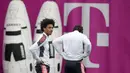 Penyerang Bayern Munchen, Leroy Sane berbicara dengan rekan setimnya Serge Gnabry selama sesi latihan di Munich, Jerman, Senin (1/11/2021). Bayern Munchen akan meladeni Benfica pada matchday 4 Grup E Liga Champions 2021/22, Rabu (3/11) dini hari WIB. (AP Photo/Matthias Schrader)