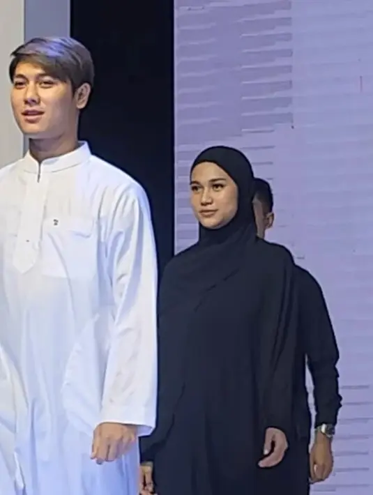 Azizah Salsha tak kalah menawan dibalut gamis dan pashmina warna hitam senada.  [@aaliyah.massaid/@snap,nuel]