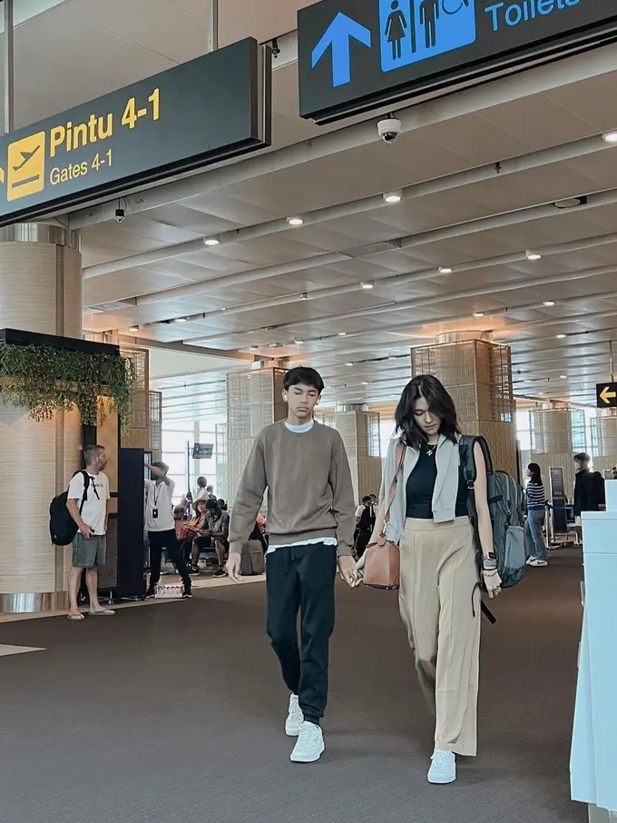 Gandengan dengan sang anak, Nana Mirdad disangka punya pacar baru