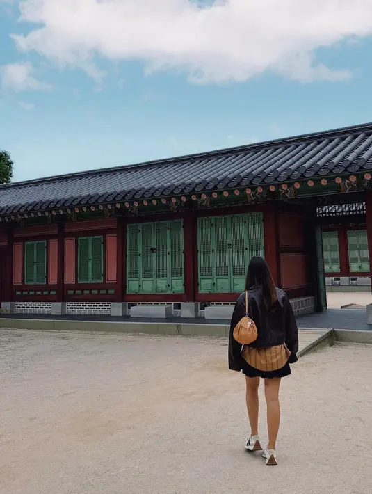 <p>Raisa mengunjungi salah satu bangunan tradisional di Korea Selatan. Sepertinya ini merupakan salah satu istana peninggalan Joseon yang terkenal di Seoul sebagai salah satu destinasi wisata. (Foto: Instagram/ raisa6690)</p>