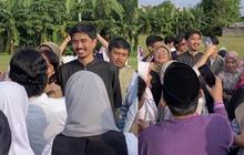 Potret Duta Sheila On 7 Diserbu Emak-Emak Setelah Salat Idul Adha, Diajak Foto Senyum Kalem