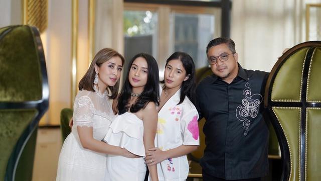 Jarang Terseorot, Ini 7 Potret Sendy Istri Dede Yusuf yang Punya Gaya Sosialita