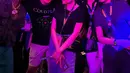 Di momen lain, keduanya kembali tampil serasi. Kali ini, El Rumi dan Syifa kompak kenakan kaos lengan pendek warna hitam dengan gaya khas masing-masing. [@elsyifa.fanspage_/@harrisvriza].