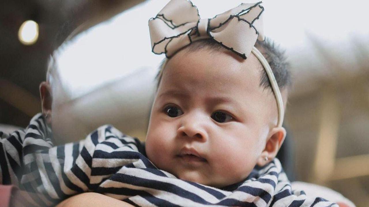 Potret Terbaru Baby Lily Pakai Bando Pita Cantik Banget, Ramai Disebut Semakin Mirip Rayyanza 'Cipung