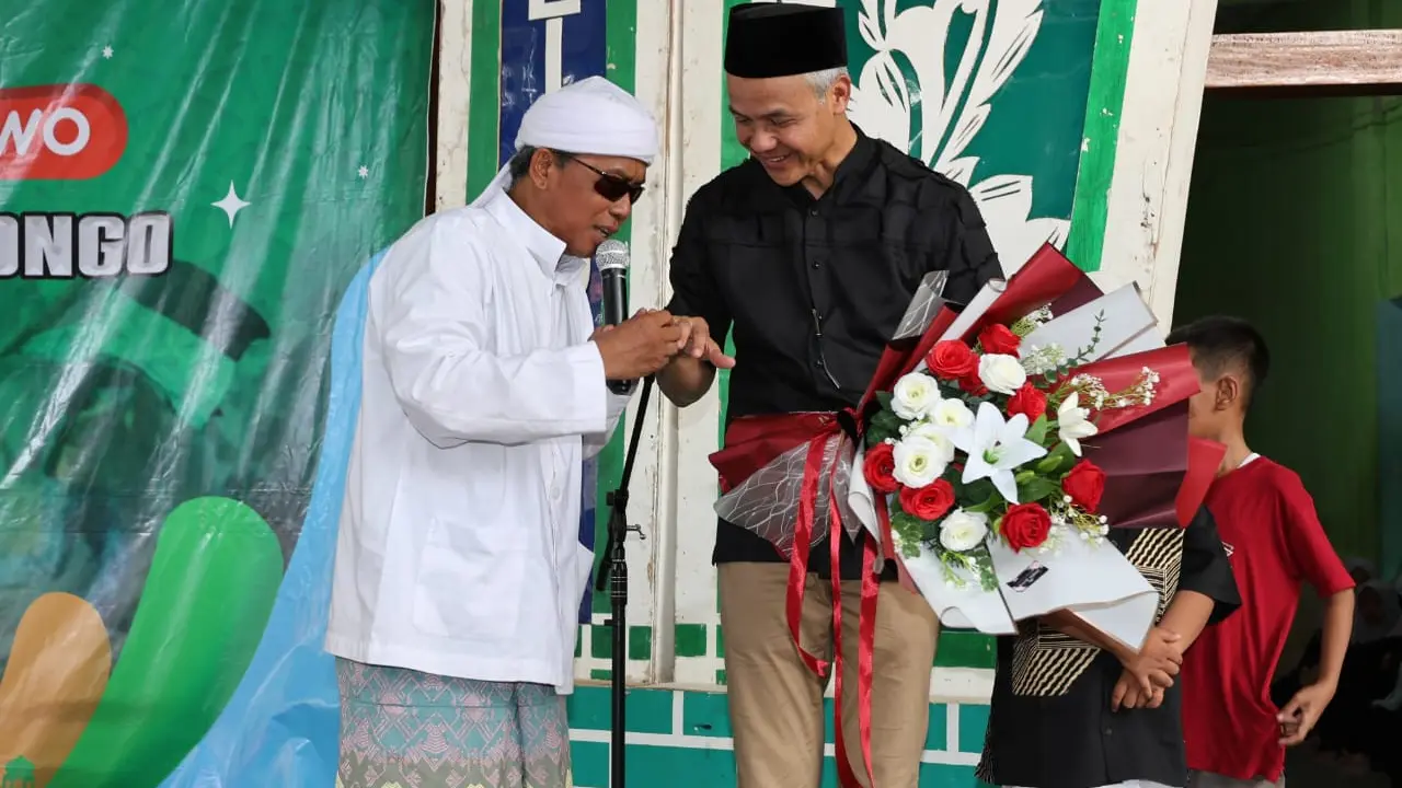 Calon presiden Ganjar Pranowo dihadiahi cincin oleh KH. Abdul Hadi yang diperolehnya dari ulama Tunisia bernama Syech Abdurrahman (Istimewa)