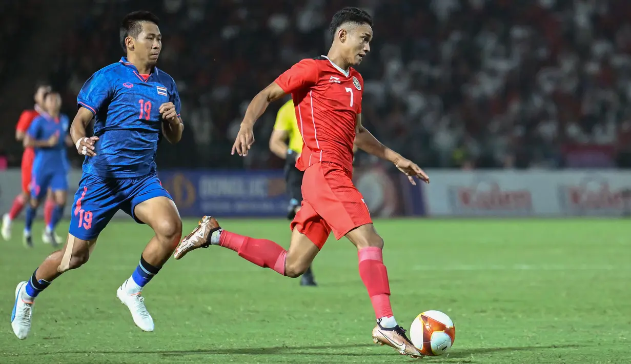 Pada menit akhir extra time, Beckham Putra Nugraha mencetak gol dan mengubah skor menjadi 5-2. (Photo by MOHD RASFAN / AFP)