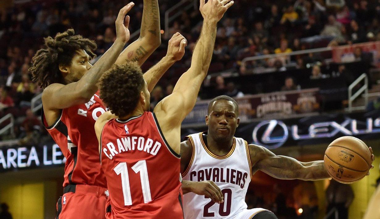 Cleveland Cavaliers harus mengakui keunggulan Toronto Raptors pada laga pramusim NBA di Quicken Loans Arena, Jumat (14/10/2016). Tanpa diperkuat LeBron James, Cavaliers menyerah 94-119. (Reuters/David Richard-USA TODAY Sports)