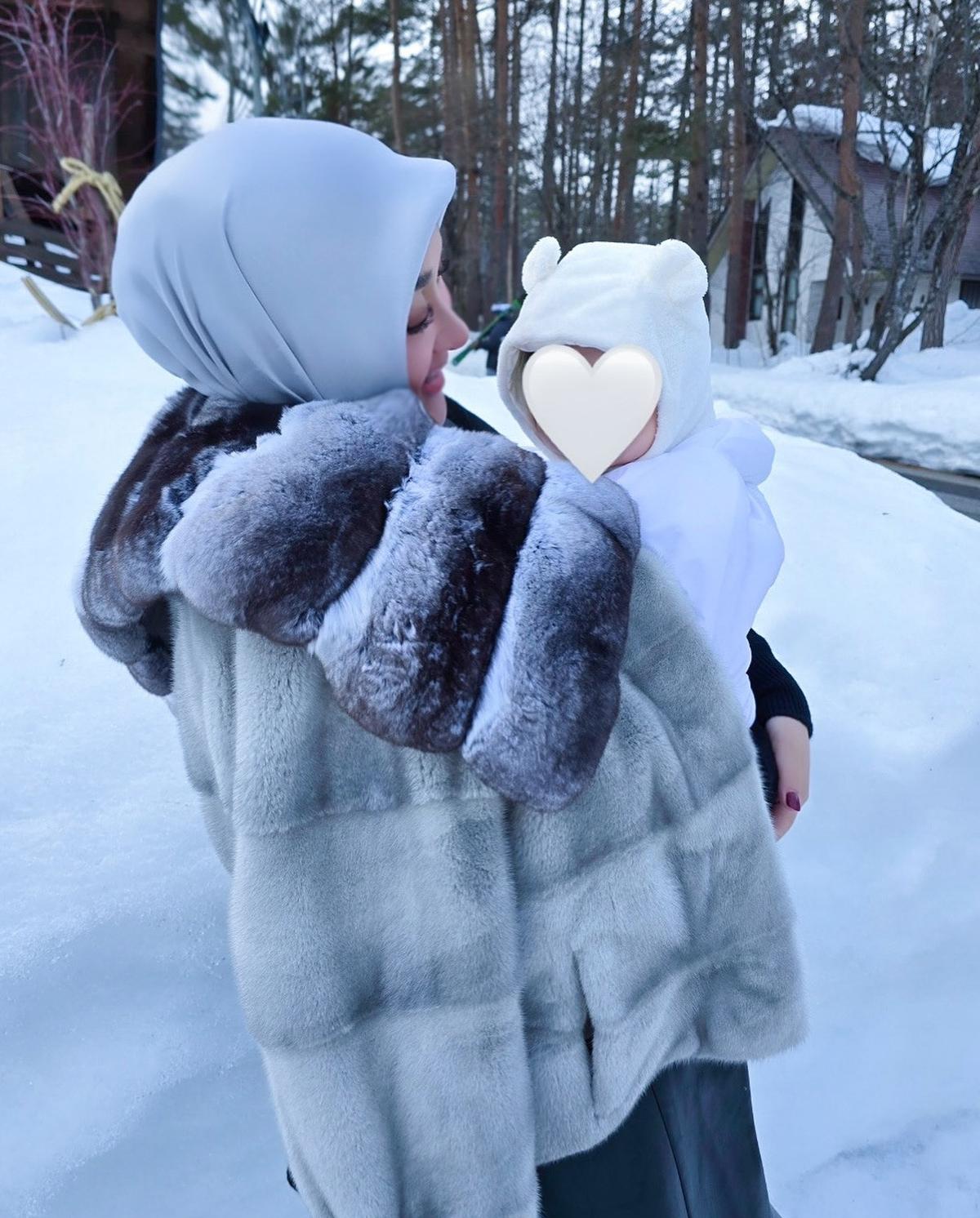 Potret Seru Syahrini Ajak Princess R Pertama Kali Main Salju di Jepang, Wajahnya Masih Dirahasiakan