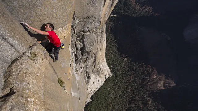 Pendaki AS Alex Honnold Panjat Gedung Tertinggi di Taiwan Tanpa Tali Pengaman, Selesai dalam 90 Menit