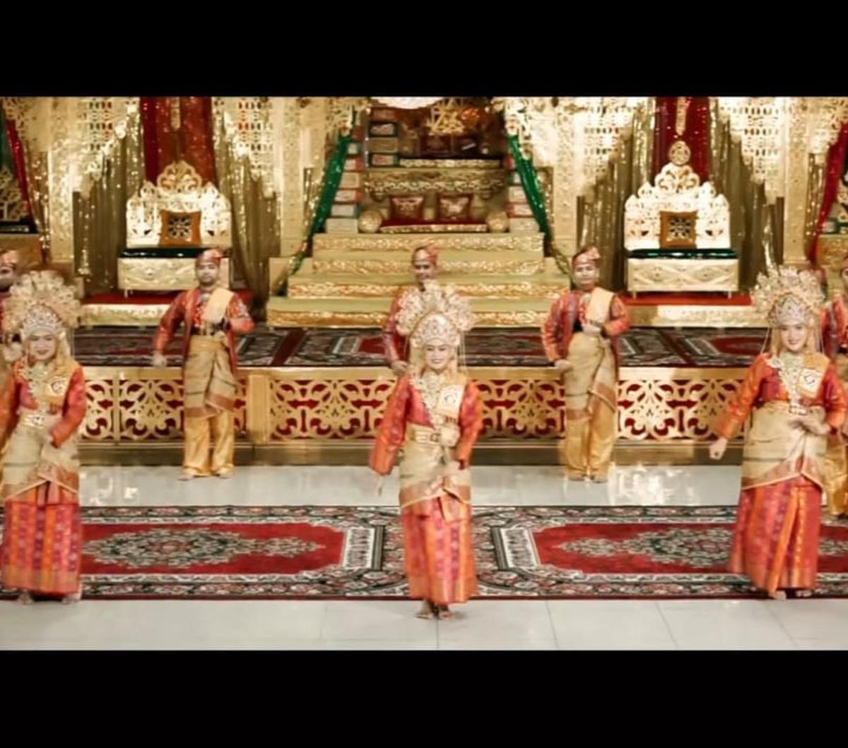 Tarian tradisional yang satu ini hingga kini masih dimainkan masyarakat setempat sebagai bentuk hiburan.
(Foto : youtube/addStory