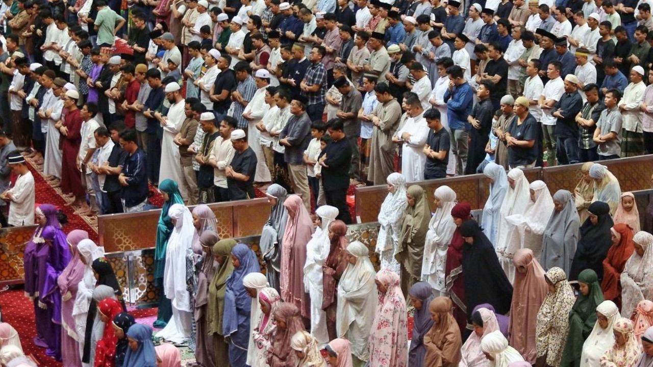 Hari pertama salat tarawih, Masjid Istiqlal dipenuhi umat muslim dari dalam maupun luar Kota Jakarta untuk melaksanakan salat tarawih pertama di bulan suci Ramadan 1445 Hijriah. Foto: Liputan6.com / Angga Yuniar