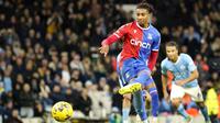 Pemain Crystal Palace, Michael Olise, melepaskan tendangan penalti ke gawang Manchester City dalam duel pekan ke-17 Liga Inggris 2023/2024 di Stadion Etihad, Sabtu (16/12/2023). (AP Photo/Dave Thompson)