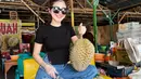 Jajan buah durian, kalau yang jualan durian Ghea Youbi pasti langsung viral dan diramaikan para netizen yang langsung menuju lokasi. Sudah dapat buah durian, bisa jadi dapat satu atau dua tembang lagu dangdut saat memakan buah durian. (Liputan6.com/IG/@gheayoubi)