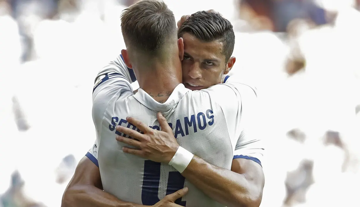 <p>Sergio Ramos merayakan golnya bersama Cristiano Ronaldo saat melawan Osasuna pada La Liga Spanyol pekan ketiga di Stadion Santiago Bernabeu, Madrid, Spanyol, (10/09/2016) malam WIB. (EPA/Emilio Naranjo)</p>