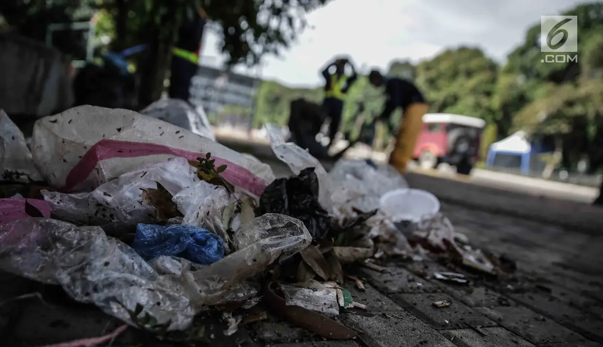 Sampah yang ditinggalkan para suporter setelah laga Final Piala Presiden 2018 di area Stadion Utama Gelora Bung Karno (SUGBK), Minggu (18/2). Sampah yang ditinggalkan berserakan membuat kondisi sekitar GBK terlihat kotor. (Liputan6.com/Faizal Fanani)