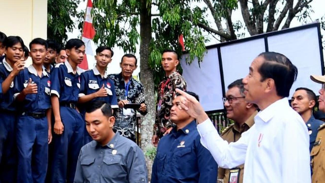 "Mobil, kendaraan motor, saya kirim yang baru biar yang dipelajari di sekolah itu sesuai dengan lapangan. Yang terbaru termasuk kendaraan listrik nanti saya kirim satu-satu lah," katanya.
