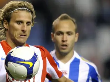 Deportivo Coruna&#039;s Laure vies with Atletico Madrid&#039;s Uruguayan Diego Forlan during their Spanish first league match at the Riazor Stadium in La Coruna, on April 12, 2009. AFP PHOTO/MIGUEL RIOPA