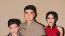 Kedua putra Chef Arnold kenakan changsan dengan warna berbeda yang terlihat mewah [@tiffanysoetanto]