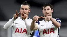Pemain Tottenham Hotspur, Gareth Bale dan Ben Davies merayakan gol ketiga timnya ke gawang Wolfsberger di leg kedua 32 besar Liga Europa di Tottenham Stadium, Kamis (25/2/2021).  Gareth Bale cetak gol lagi, tiga gol lainnya dicetak Carlos Vinicius dua gol dan Delle Alli. (Julian Finney/Pool via AP)