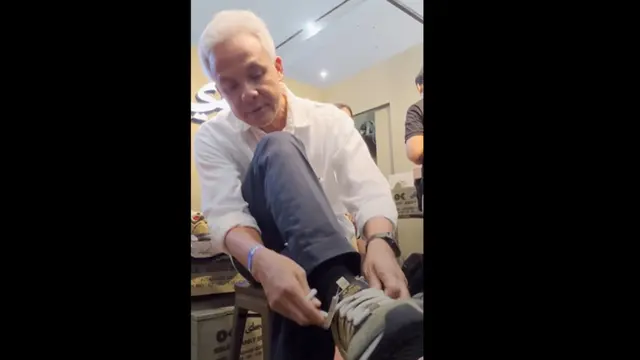 Ganjar Pranowo Kepincut Sepatu Brand Lokal Bertali Sumbu Kompor, Beli Langsung Pakai