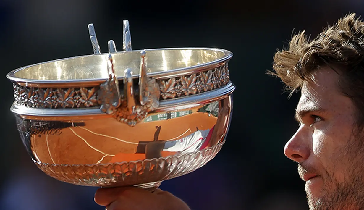 Stan Wawrinka petenis Swiss bersama trofi Grandslam Prancis Terbuka setelah mengalahkan Novak Djokovic di final. (AP Photo/Francois Mori)