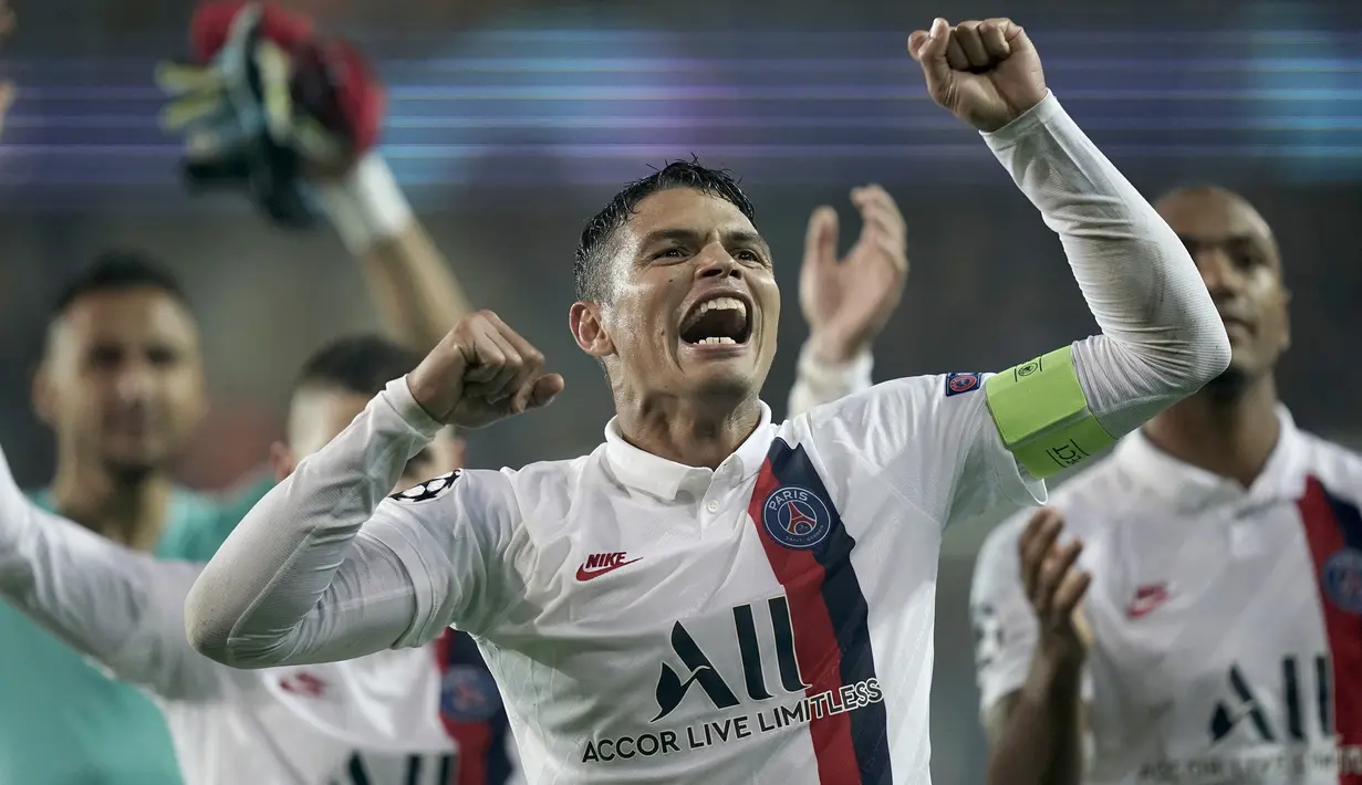 <p>Thiago Silva. Paris Saint Germain (PSG) harus mengeluarkan 42 juta euro atau setara Rp657 miliar untuk mendatangkan bek tengah Brasil ini dari AC Milan di awal musim 2012/2013. Usai 8 musim dan tampil dalam 315 laga dengan torehan 17 gol dan 6 assist serta mempersembahkan banyak gelar termasuk 7 gelar Ligue 1, PSG justru melepasnya ke Chelsea di awal musim 2020/2021 dengan status bebas transfer saat kontraknya berakhir. (AFP/Kenzo Tribouillard)</p>