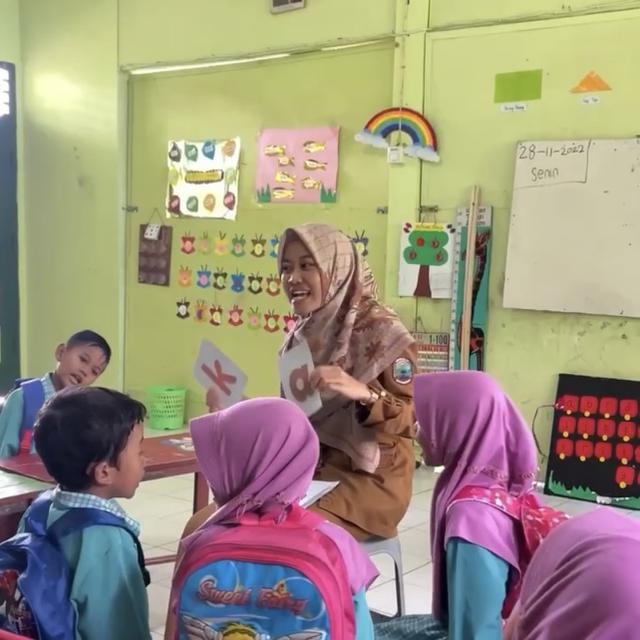 Siti Alifah Faiz, Guru Honorer yang Kini Wujudkan Impiannya bersama Shopee Affiliate Program