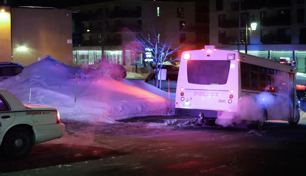 Petugas berjaga di dekat sebuah masjid usai penembakan di Quebec City, Kanada (29/1). Saat ini pengamanan ketat telah dilaksanakan di komplek Kebudayaan Islam di Quebec. (The Canadian Press/Francis Vachon)
