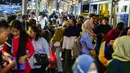 Para pemudik tersebut memilih perjalanan penyeberangan di malam hari guna menghindari kondisi panas dan terik cuaca saat siang hari. (Liputan6.com/Angga Yuniar)