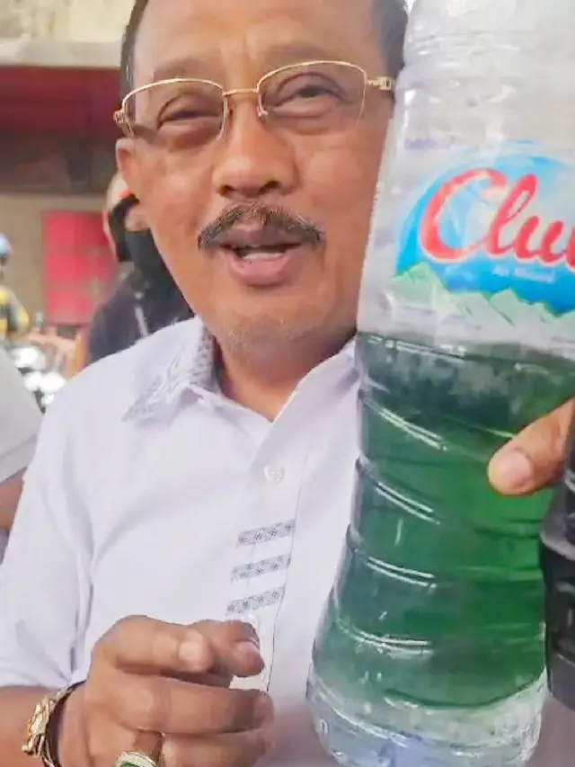 Wakil Wali Kota Surabaya Armuji sidak dan mendapati adanya campuran dua zat cair yang berbeda di dalam BBM jenis Pertalite