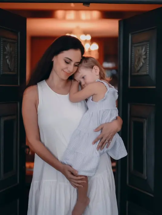 Dia juga memberitahu siapa sosok yang telah memotret momen liburan bersama keluarga kala itu. [Instagram/marissaln]